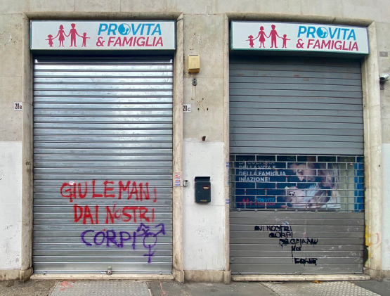 Nostra sede vandalizzata con scritte sull'aborto e transfemministe durante corteo pro Palestina 1